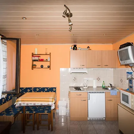 Kovacs Nyaralo 度假居 *